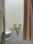 #ワークマン女子南柏店試着室 親子で入れる広さでキッズ目線のイラストがあります