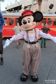 アナハイム「レッドカー・トロリー・ニュース・ボーイズ」に出演しているトーキングミッキー