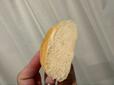 【ロピア 北海道産小麦の生ミルクパン】割ってみると中はふんわりエアリーな断面が広がります、ずっしりした見た目とは裏腹に口の中に入れると思った以上に軽い食感に驚きます◎