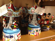 右のメリーゴーランド。ミッキーがいません。このようなフィギュアが良く店頭に置いてあるので注意です！