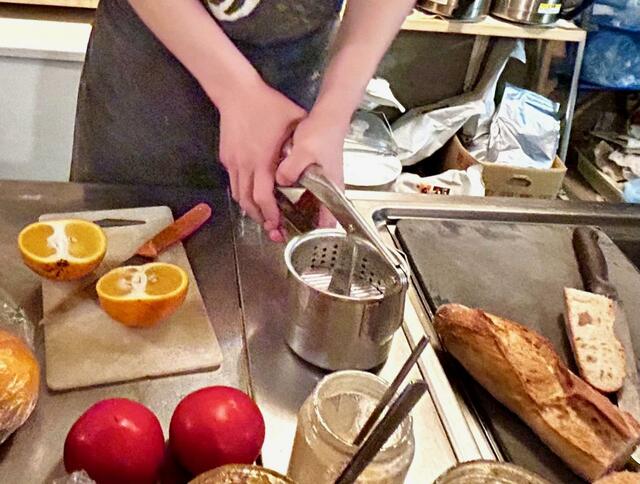 【カタネカフェ】注文ごとに、甘夏をしぼり「小さなジュース」を用意してくれました