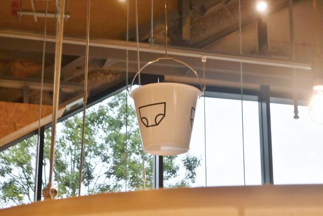 バケツにパンツの絵？