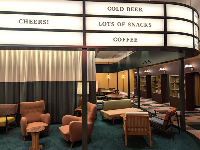 【星野リゾート 1955 東京ベイ】パブリックスペース「2nd Room」にはミッドセンチュリーデザインのおしゃれなテーブルや椅子が配置されている