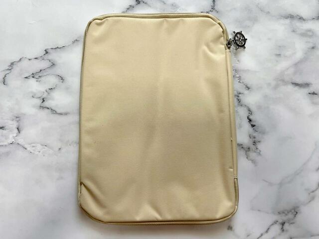 【Disney100 蒸気船ウィリー マルチに使えるポーチBOOK】バックはシンプルな無地デザイン