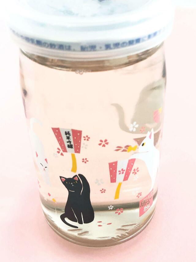 【カルディ】純米吟醸　唐ネコ様サクラ2023、花の舞酒造謹製180ml、ネコが360度に描かれているカップの大きさは11ｘ55（径）cmです