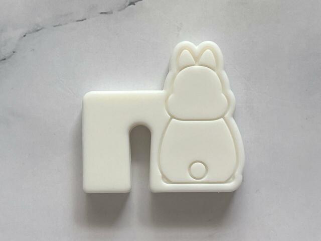 背面は後ろ姿になっています。しっぽがかわいい〜♪