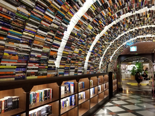 『ARC.N.BOOK市庁店』の本のトンネル。施設が新しいので、トイレ休憩にも最適。営業時間は10:00～22:00、無休。乙支路入口駅1-1出入口が最寄り