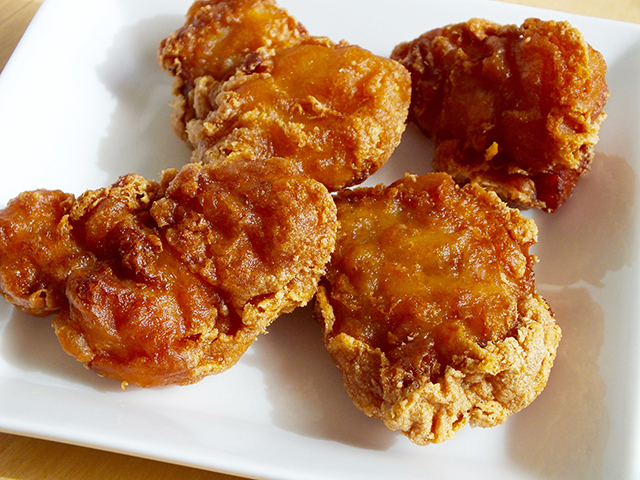 若鶏のからあげ。77kcal。税込45円（１個売）。