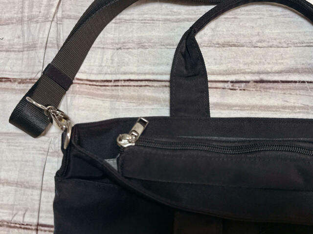 天ファスナーで防犯上も安心して持てます