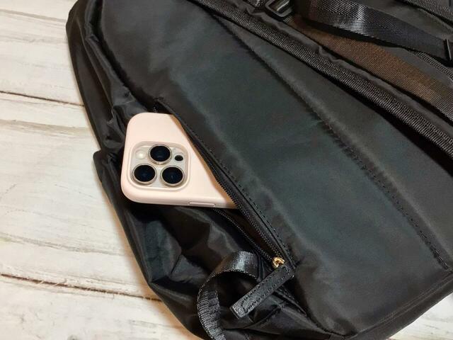 【ハニーズ 機能性多ポケットリュック】スマートアクセスポケットにはスマホを収納