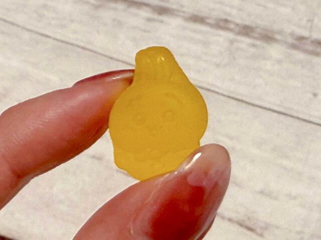 うさぎはイエロー。余裕綽々のポーズがうさぎらしい!