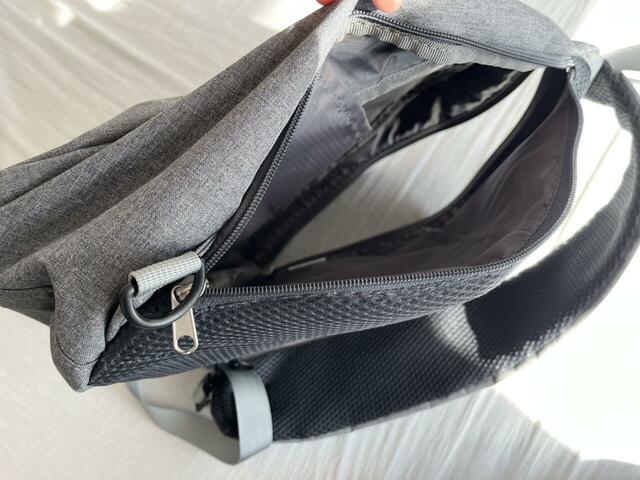 【ワークマン たためて自立する撥水クロスボディーショルダーバッグ】ショルダーベルトや背中部分にはエアメッシュ素材が採用されていてムレにくい仕様です◎