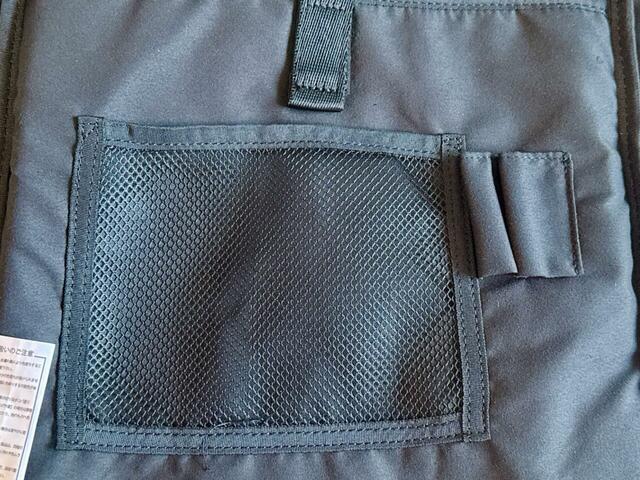 内側の背面側にはメッシュポケットが1つとペンホルダーが2つついています