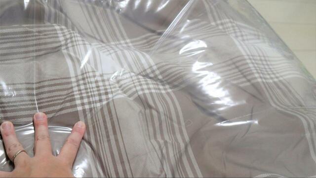 【ニトリ 掃除機がいらない消臭布団圧縮袋】袋に乗って全体重をかけて空気を抜きます