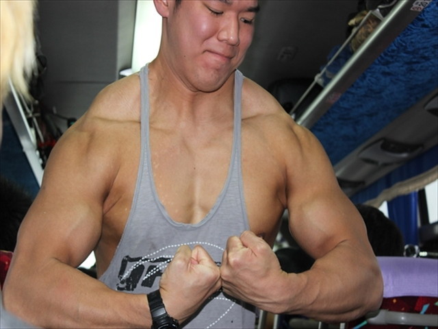 マッチョたちの自己紹介タイム。最後は自慢のポーズでシメ！