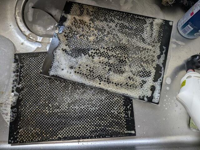 【アイリスオーヤマ スチームクリーナーハンディタイプ（STM-305R-C）】ファンのふたにも洗剤を併用して換気扇ブラシでスチーム。汚れがしっかり浮きました！