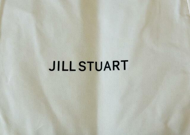 中央には、ブランドロゴあり