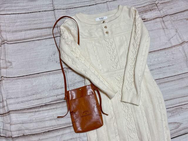 ニットドレスには肩がけで持ってみました♪