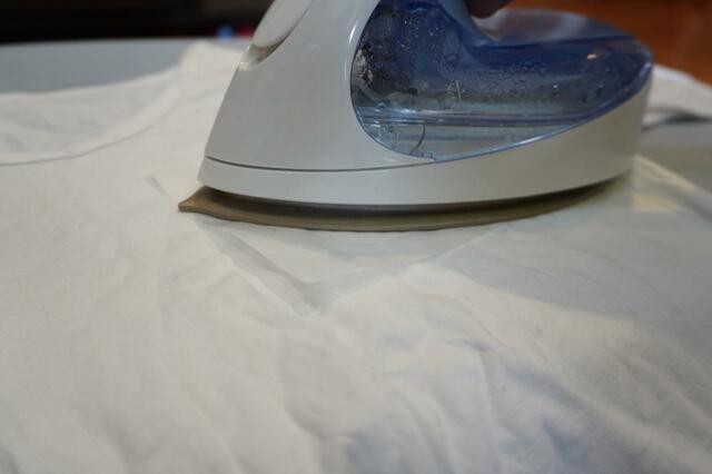 【ダイソー】「アイロンプリントシート」アイロンで体重をかけて押し付ける