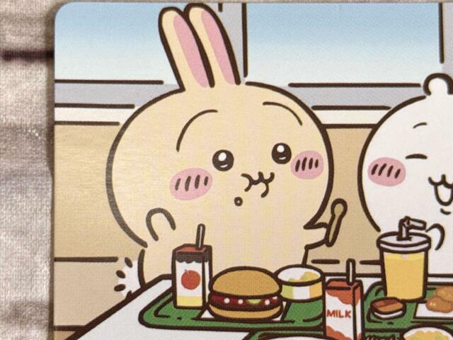 【ちいかわハッピーセット第二弾/ハチワレのハッピーセットトレイフォトフレーム】うさぎはハンバーガーとアップルジュース、えだまめコーンのハッピーセット®️をチョイスしています。ポテトではなくえだまめコーンを選んでいるのが意外!