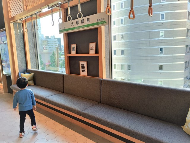 【OMO5東京大塚 by 星野リゾート】OMOベースにはつり革と大塚駅の看板が