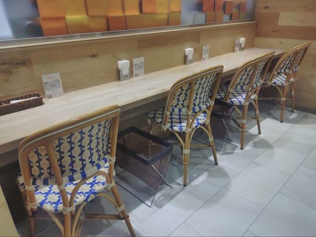 【果実園リーベル パフェ食べ放題】お一人様用のカウンター席もありました