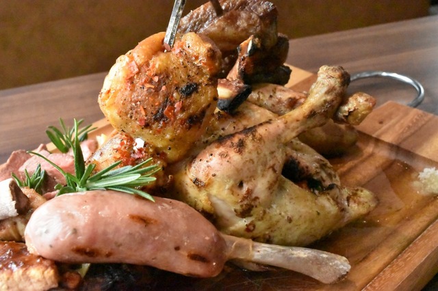 骨付きソーセージもお酒との相性バッチリ！