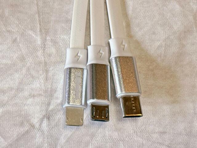 Type-C、スマートフォン用（iPhone対応）、micro USBの3種類の出力用端子付きなのがうれしい♪