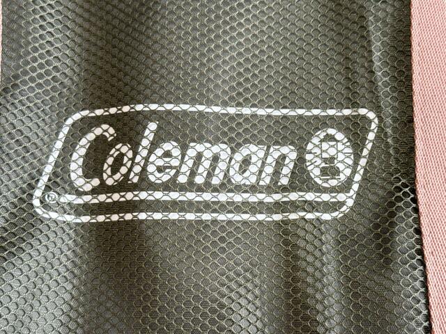 正面のメッシュポケットの内側に「Coleman」のロゴ入り