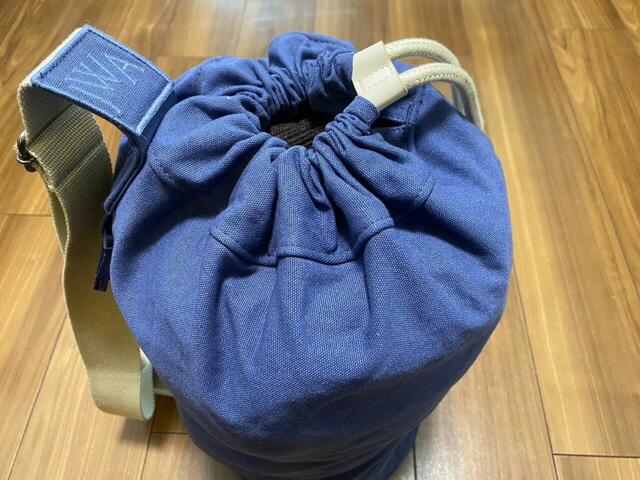 【ユニクロ　ドローストリングバッグ】パンパンに詰めても、背面ファスナーがあるので荷物を出し入れしやすいです！