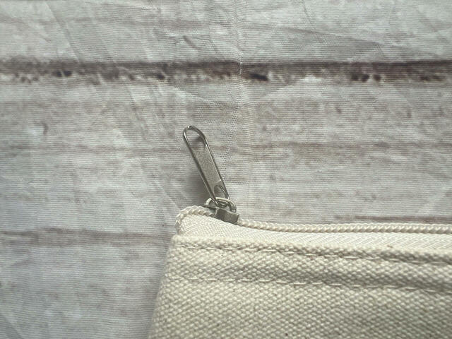 口はファスナー付きなので安心