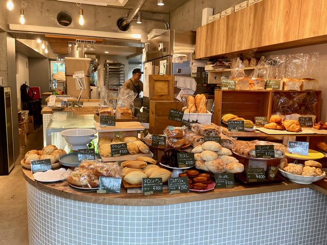 【BAKER Aoyagi】細長い店内の入口に焼きたてのパンがたくさん並んでいる