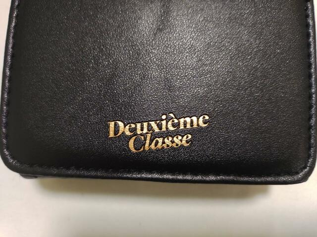 ブランドのロゴ「Deuxieme Classe」が華やか