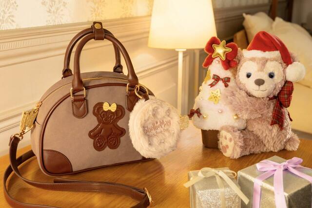 ショルダーバッグ 11,000円、ぬいぐるみ 6,800円|東京ディズニーシー「ダッフィー&フレンズ」クリスマスグッズ|販売店舗:東京ディズニーシー「マクダックス・デパートメントストア」|発売日:2026年11月2日(月)