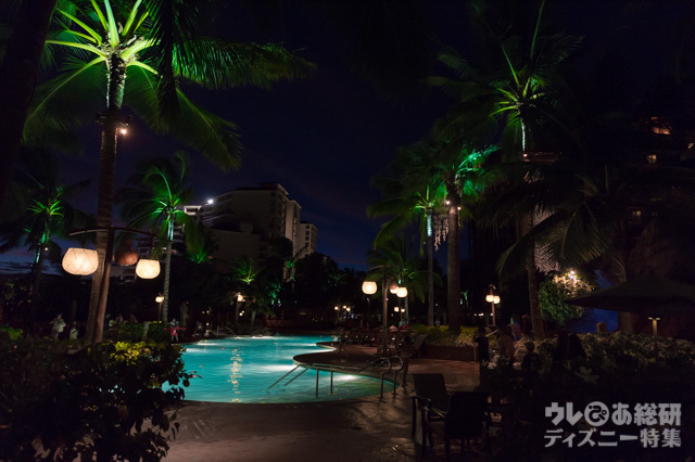 「ワイコロヘ・プール」の夜景｜アウラニ・ディズニー・リゾート & スパ コオリナ・ハワイ