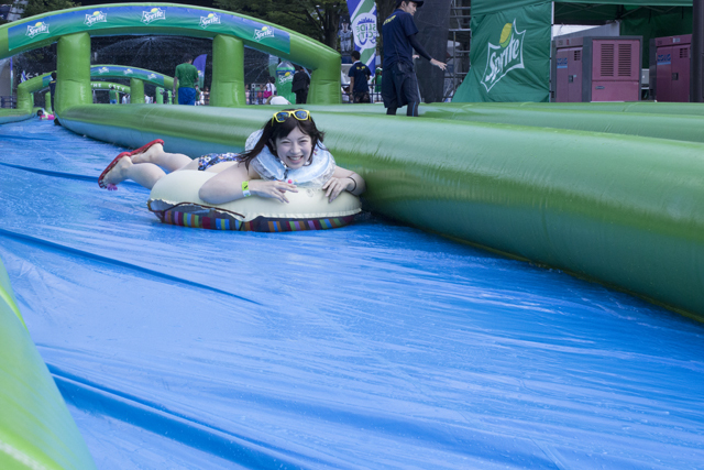 スライドザシティーに参加した水着美女たち