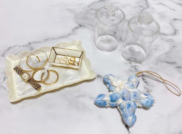 【ナチュラルキッチン】シェルトレーフリルスクエア／税込550円・カピスシェルアクセサリートレーミニ2個入／税込330円・ガラス蓋付きケーススターフィッシュ／税込330円・ガラス蓋付きケースシェル／税込330円・モチーフオーナメントビーズスター　ライトブルー／税込330円