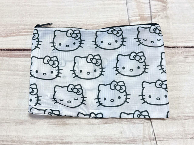 モノトーンが大人っぽい、キティちゃんのお顔の総柄デザインがGood！