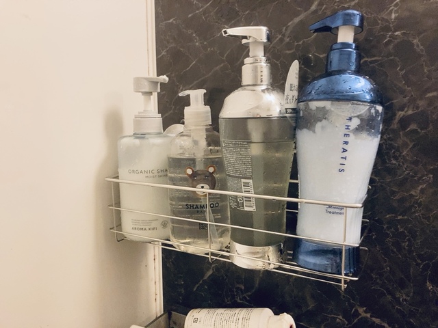 【ニトリ 強力ジェル吸盤 ステンレスボトルラック クレド】置いたままボトルをプッシュしても大丈夫。これは嬉しい！