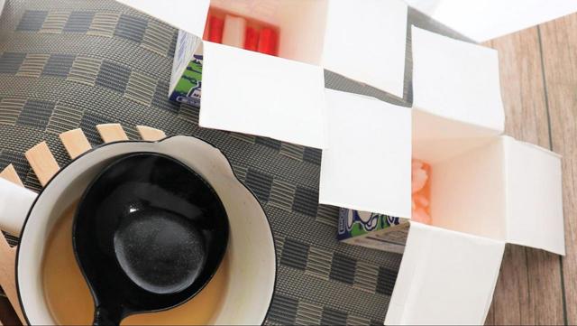 【牛乳パック再活用レシピ “映え”テリーヌ】具材を詰めたらすぐ注げるようにスタンバイ