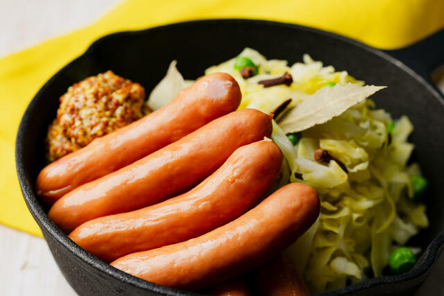 「ソーセージとシュークルートの煮込み」＜期間：2026年5月7日〜6月30日＞【まるで“世界一周”♪19か国のグルメを味わえる「旅するビュッフェ 世界美食めぐり」でシュラスコ風ローストビーフも食べ放題！】