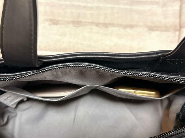 内側のオープンポケットにはミラーとミントタブレットをイン