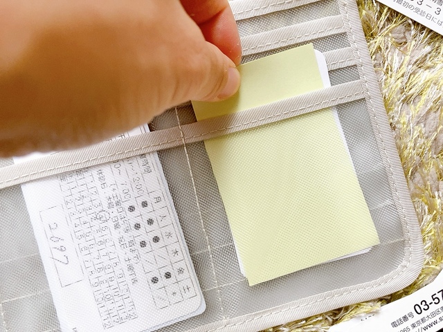 【無印良品 綿・母子手帳ケース用リフィル・大】仕切りのおかげで書類やカードが整理しやすい