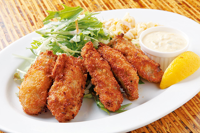 洋食Dining QUATTRO（兵庫・元町） カキフライ（900円）※11月中旬～3月上旬 大ぶりのカキは、オーブンで仕上げることでジューシーさが段違い。