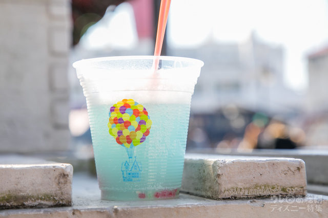 カールじいさんのホットドリンク(パイナップル風味) ¥400|スーベニアスプーン付き ¥800