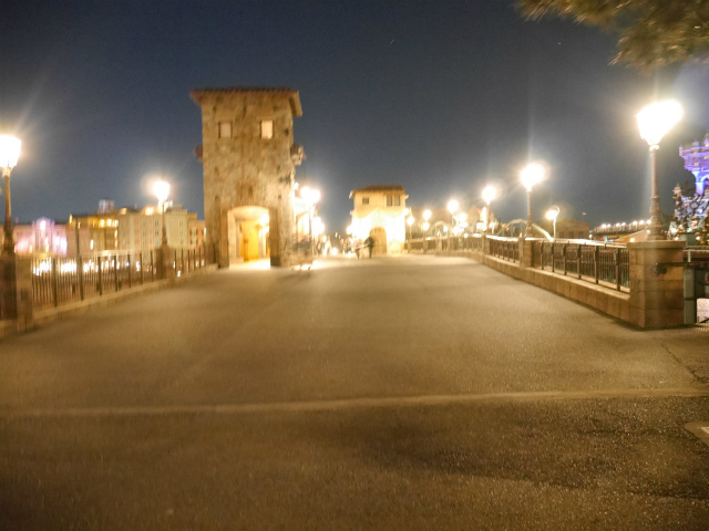 人通りのまばらなポンテベッキオ橋。©Disney