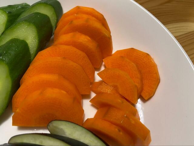 【カルディ 熟成ぬか漬けの素 170g】にんじんは厚すぎたのか、24時間漬けただけでは浅漬けでした