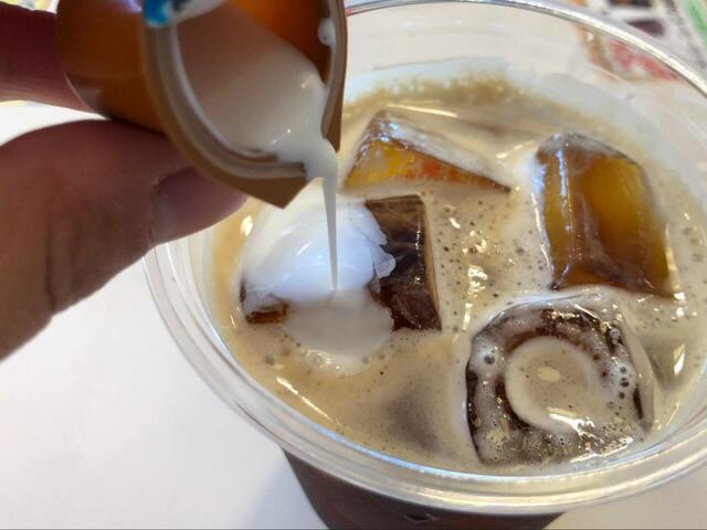 【すき家 朝食コーヒーセット】ミルクとガムシロップがついてくるので好みで味を調整できます