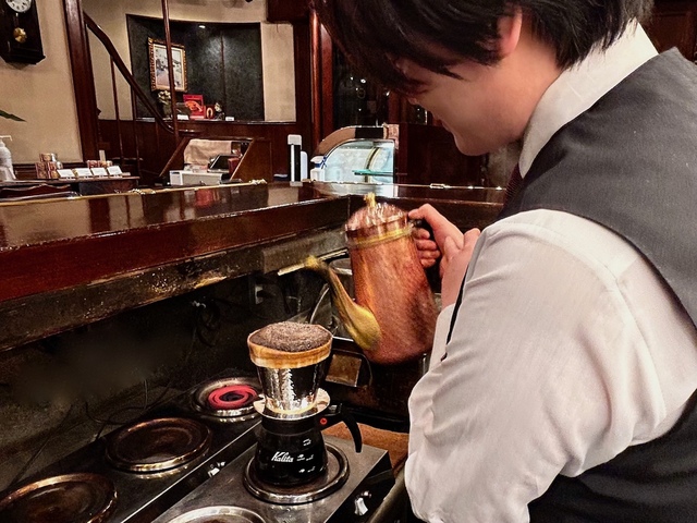 【トリコロール本店】ネルドリップで丁寧にコーヒーをいれてくれます