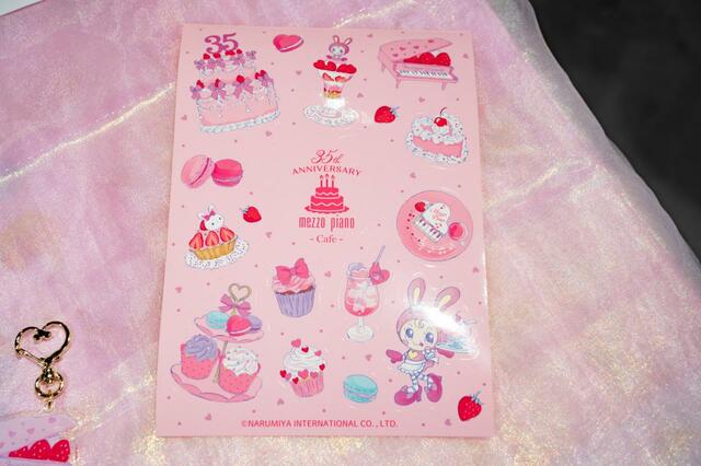 カフェ利用特典オリジナルステッカー|mezzo piano 35th Anniversary Cafe